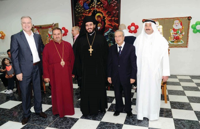 الاب افرام طعمة والاب بطرس غريب وابراهيم الحجل مع بعض الحضور﻿