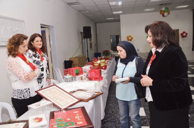 مسؤولة المتطوعات من فرقة القديسة كاترينا وجولة في المعرض مع الزميلة بشرى شعبان﻿