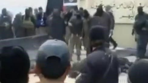 بالفيديو.. لحظة تنفيذ "داعش" حكم الإعدام بحق 7 مقاتلين من "غرباء الشام"