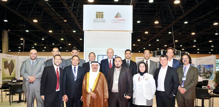 الشيخ مالك الصباح ووليد القدومي في لقطة جماعية مع طاقم المجموعة ومرابحات