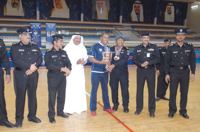 العميد علي ماضي يسلم الكاس للفائز بحضور المسؤولين في الاتحاد﻿