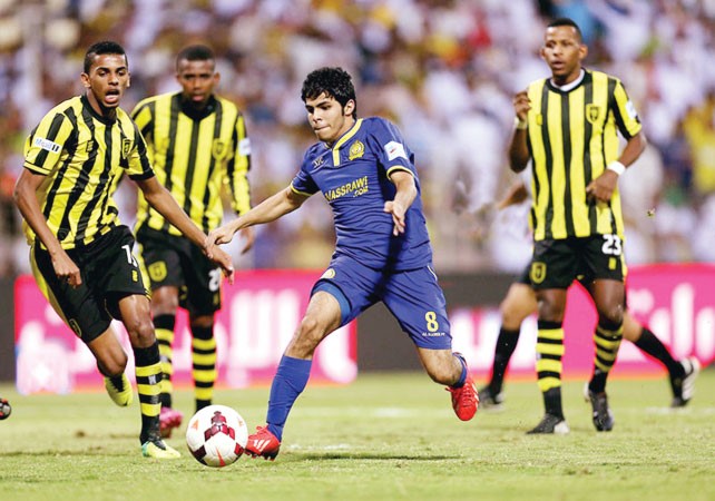 لاعب النصر يحيى الشهري يمر من مدافعي الاتحاد موقع النصر