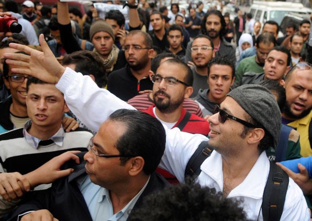 الناشط السياسي احمد ماهر وسط انصاره وهو في طريقه لتسليم نفسه الى النيابة امس رويترز