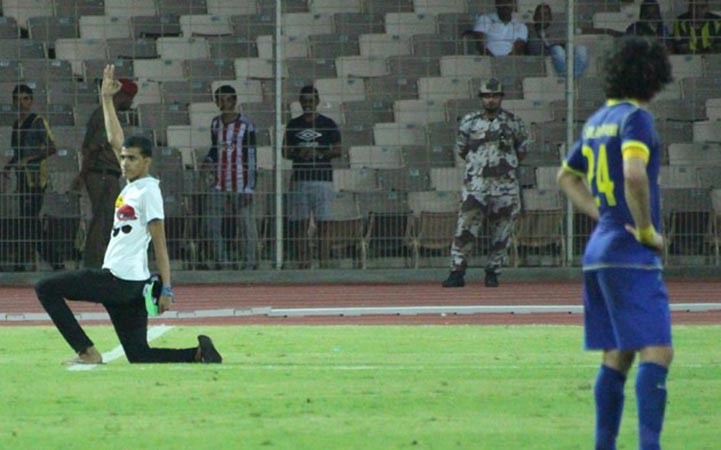 بالفيديو.. مشجع يقتحم مباراة الاتحاد والنصر بالدوري السعودي ويثير الارتباك والضحك