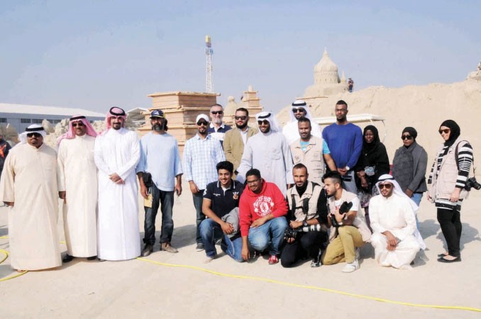 ضاري الوزان مع عدد من اعضاء فريق العمل في كويتي وافتخر	محمد خلوصي﻿