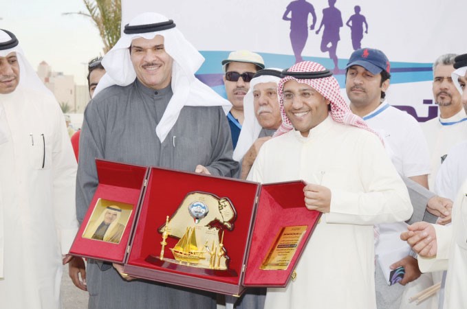 خالد عبدالعزيز الهاجري يقدم درعا تذكارية للشيخ سلمان الحمود﻿