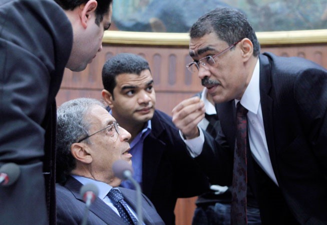 عمرو موسى متحدثا الى ضياء رشوان على هامش جلسات التصويت على الدستور اول من امس ا پ 