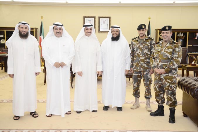 رئيس مجلس الامة مرزوق الغانم متوسطا خلف دميثير وحمود الحمدان وعلام الكندري واللواء الركن بسام الرفاعي والنقيب بدر المطوع