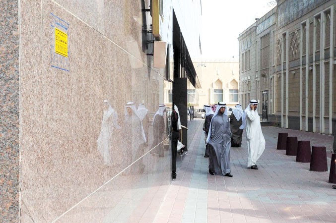 الرقابة تحشر المتلاعبين بالاسهم في الصورة مستثمرون غاضبون يخرجون من الباب الخلفي للبورصة بعد خسائر قوية للاسهم 	اسامة ابوعطية﻿