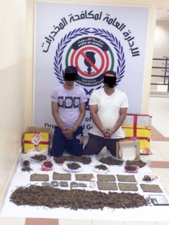 المتهمان وامامهما الماريغونا المضبوطة﻿