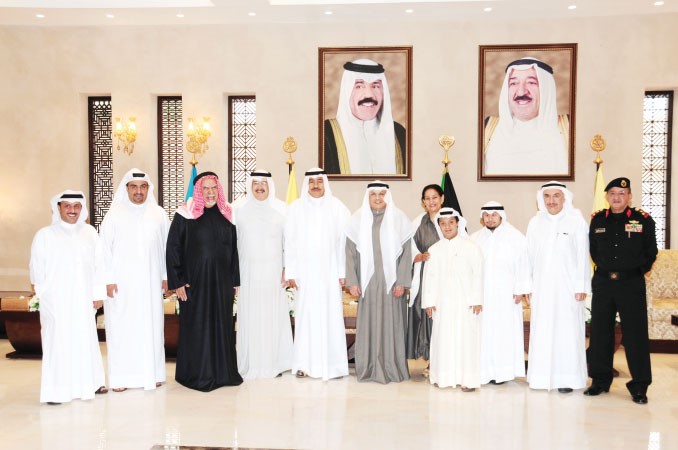 الشيخ خالد الجراح مستقبلا فيصل الحجي ويوسف الجاسم واعضاء مجلس الامناء بحضور العميد الركن بحري جاسم الانصاري ﻿