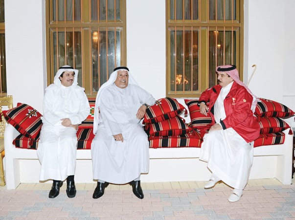 الشيخ علي الجراح خلال لقائه مع ملك البحرين حمد بن عيسى ال خليفة بحضور السفير الشيخ عزام الصباح ﻿