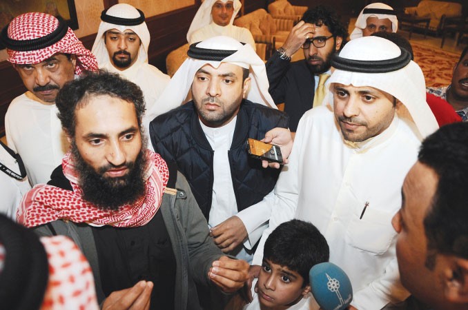 عادل الحوال محاطا ببعض مستقبليه في المطار ويبدو النائب محمد الجبري هاني الشمري