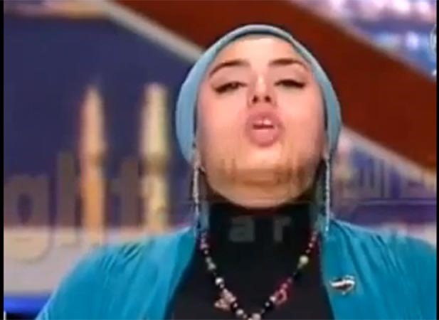 بالفيديو.. شاعرة مصرية تجتاح مواقع التواصل ببصقة.. وطز وطز !!