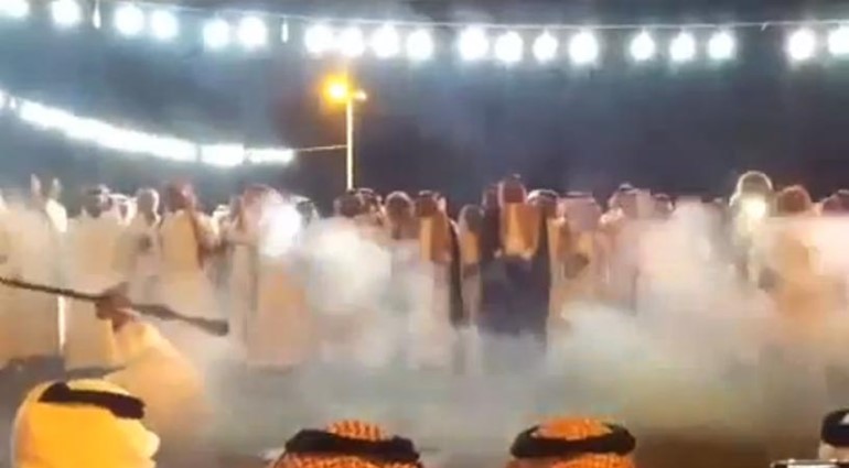 بالفيديو... شماغ سعودي يطير بعد انفجار البارود بوجهه في أحد الاحتفلات 