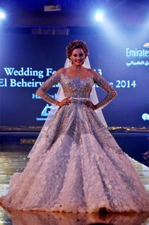 بالصور.. بشرى ترتدي فستان زفاف هاني البحيري
