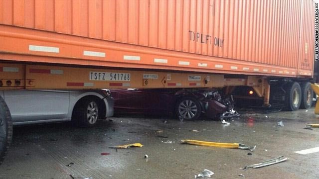 بالفيديو.. اصطدام 70 سيارة بحادث مروع في أميركا