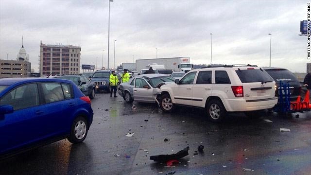 بالفيديو.. اصطدام 70 سيارة بحادث مروع في أميركا