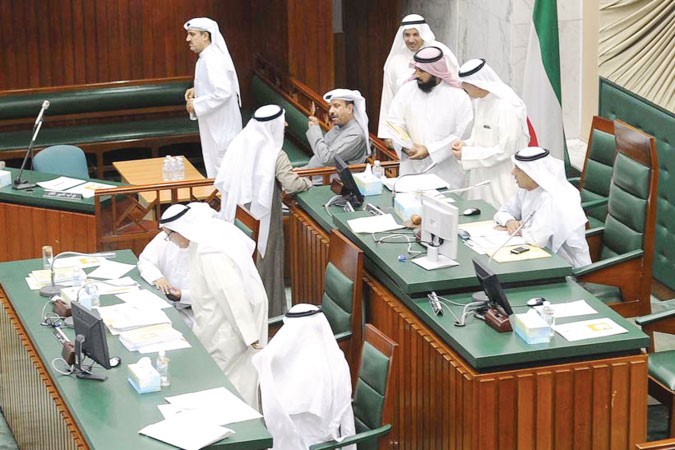 مهلهل الخالد خلال ترؤسه الجلسة وبجانبه مدير عام البلدية والمستشار القانوني والامين العام
