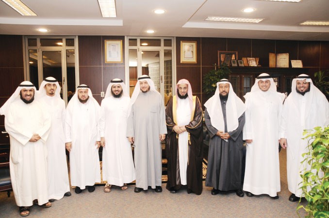 الوزير المعوشرجي وابراهيم الصالح خلال استقبال ضيف الكويت الداعية السعودي د عائض القرني بحضور عدد من موظفي بيت الزكاة والاوقاف بينهم فلاح العجمي﻿