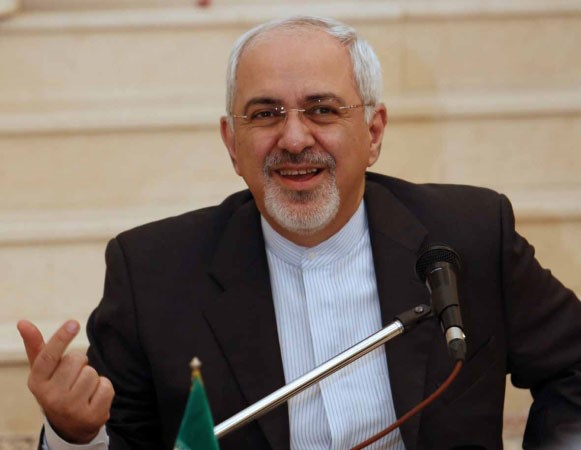 وزير الخارجية الايراني محمد ظريف خلال مؤتمره الصحافي الذي عقده في سلطنة عمان امس افپ