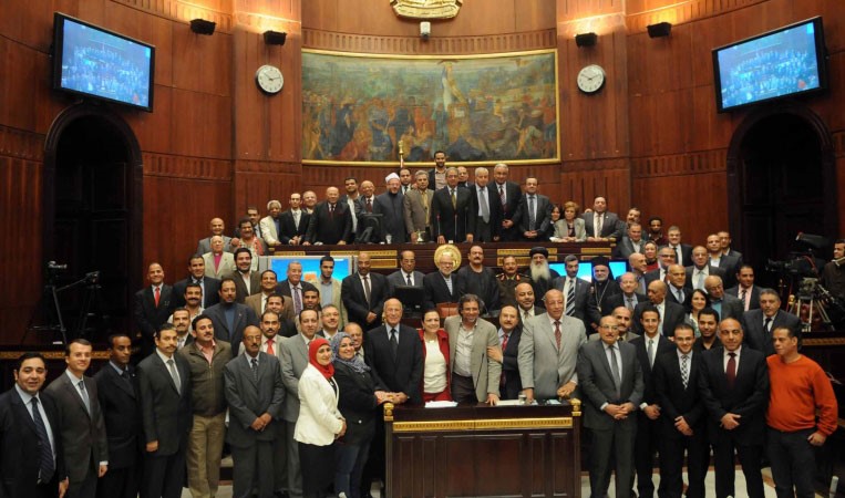 صورة جماعية للجنة الخمسين بعد الانتهاء من التصويت على مسودة الدستور مساء امس الاول في مجلس الشورى رويترز 