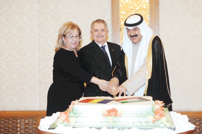 وكيل الخارجية السفير خالد الجارالله مشاركا السفير الروماني فاسيلي سوفينيتي قطع كعكة الاحتفال
