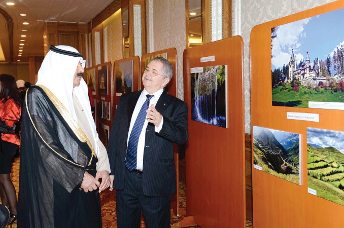 السفير الروماني سوفينيتييطلع الجارالله على محتويات معرض الصور اسامة ابوعطية 