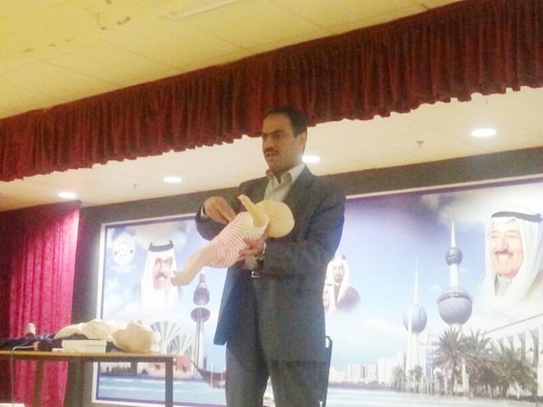 داحمد الحربي يشرح الاسعافات الاولية خلال المحاضرة﻿