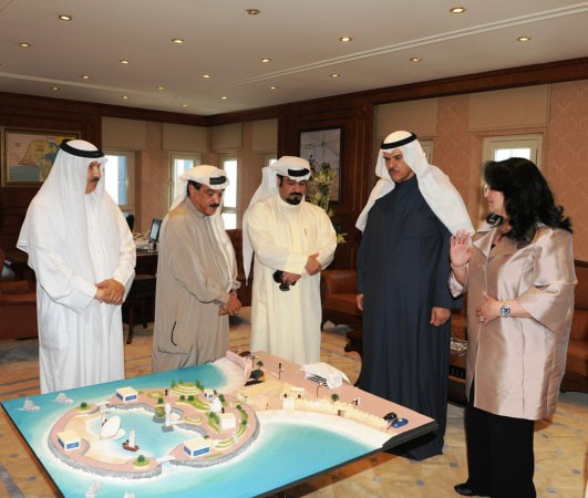 الشيخ سلمان الحمود اثناء استقباله فريق جمعية شباب الكويت التطوعية المشرف على اوبريت كلنا صباح