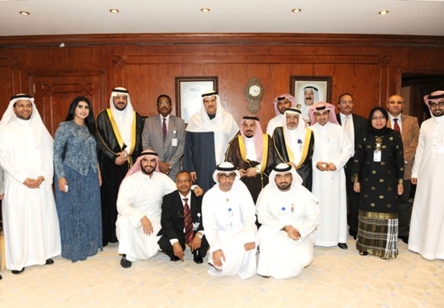الشيخ سلمان الحمود اثناء استقباله المشاركين في ملتقى القيادات الحكومية الاقليمية الاول للمشاريع الصغيرة والمتوسطة