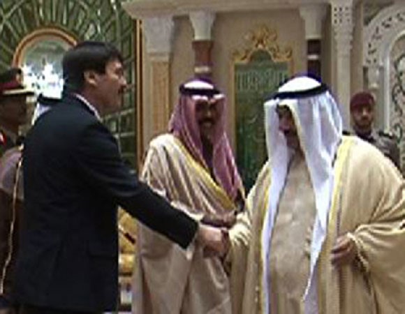 سمو الشيخ ناصر المحمد مصافحا رئيس هنغاريا بحضور سمو ولي العهد ﻿
