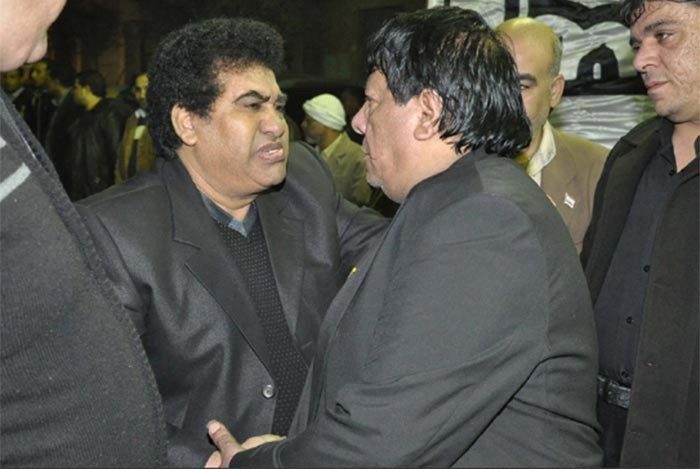 بالصور.. انهيار شعبان عبد الرحيم في عزاء زوجته