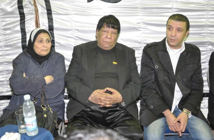 بالصور.. انهيار شعبان عبد الرحيم في عزاء زوجته