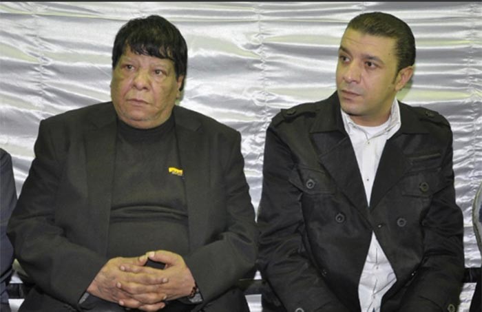 بالصور.. انهيار شعبان عبد الرحيم في عزاء زوجته