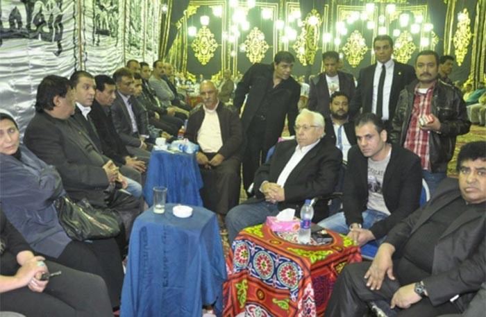 بالصور.. انهيار شعبان عبد الرحيم في عزاء زوجته