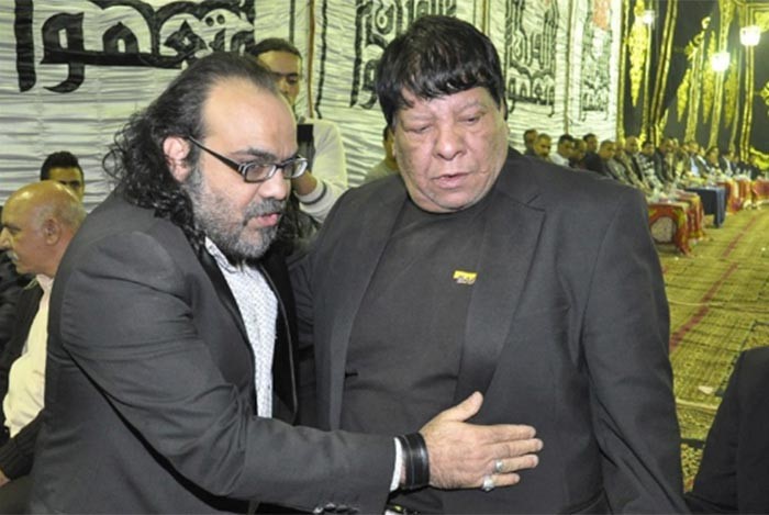 بالصور.. انهيار شعبان عبد الرحيم في عزاء زوجته