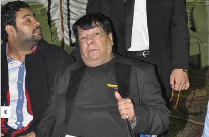 بالصور.. انهيار شعبان عبد الرحيم في عزاء زوجته