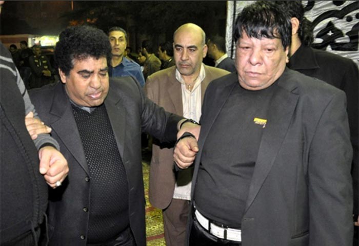 بالصور.. انهيار شعبان عبد الرحيم في عزاء زوجته