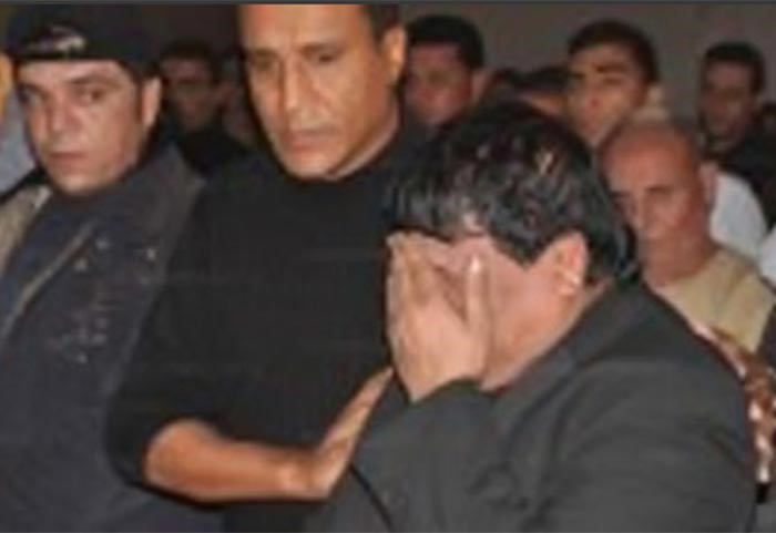 بالصور.. انهيار شعبان عبد الرحيم في عزاء زوجته