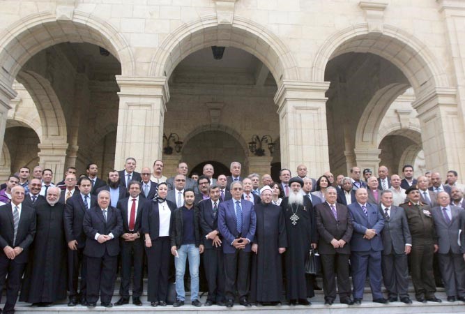 صورة تذكارية للجنة الخمسين بعد انجاز الدستور المعدل امس الاول افپ