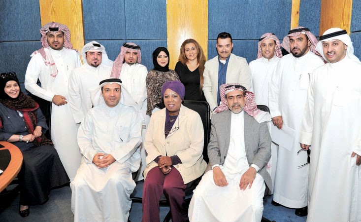 لقطة جماعية للاعلاميين الكويتيين والخليجيين المشاركين في برنامج وطن واحد