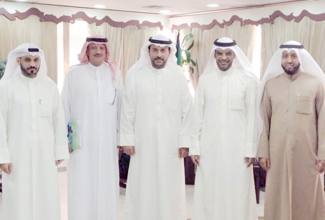 دخالد الرشيد ورومي الهزاع يتوسطان وفد مجلس ادارة جمعية المعلمين﻿