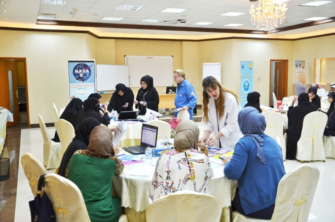 خبراء ناسا خلال تدريب المعلمين﻿
