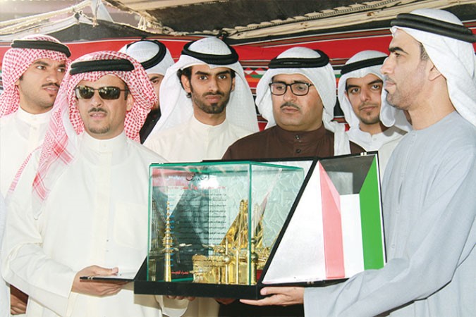 درع تكريمية لسمو الشيخ محمد بن زايد ال نهيان