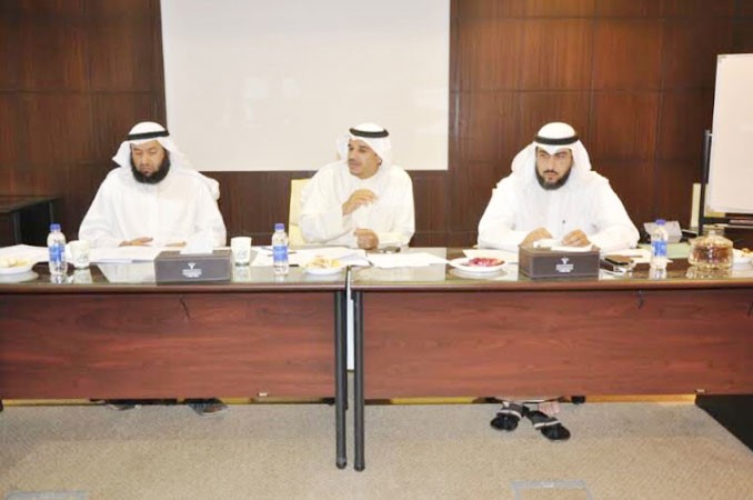  عبدالله براك يتوسط خالد بوغيث وناصر الكندري ﻿