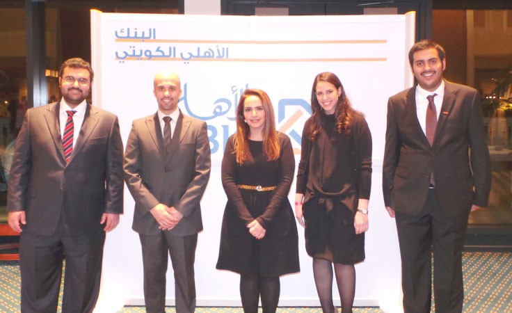 ممثلو البنك الاهلي مع ممثلي القائمة الفائزة﻿