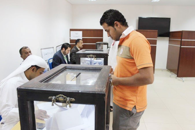 احد الطلاب يدلي بصوته﻿