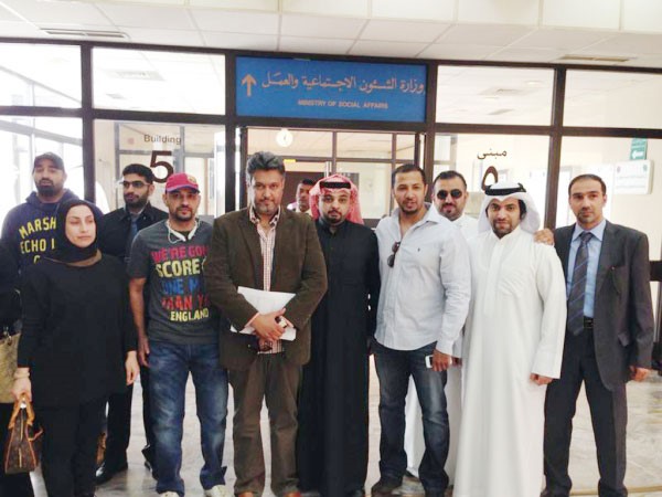 عدد من الصيادلة المشاركين في الاعتصام امام وزارة الشؤون﻿