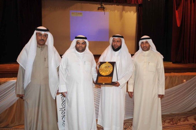 الدوسري مكرما احد المشاركين سعود سالم